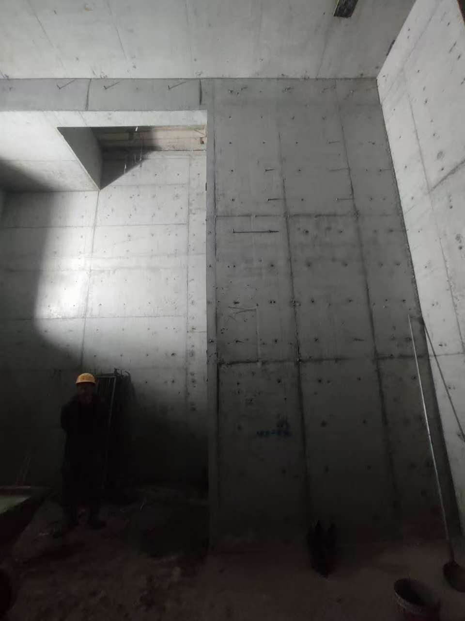 洪湖墙上开槽钢筋断了有影响吗